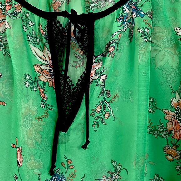 Anthropologie Green Blouse . NEW condition . Size Large - Picture 2 of 7